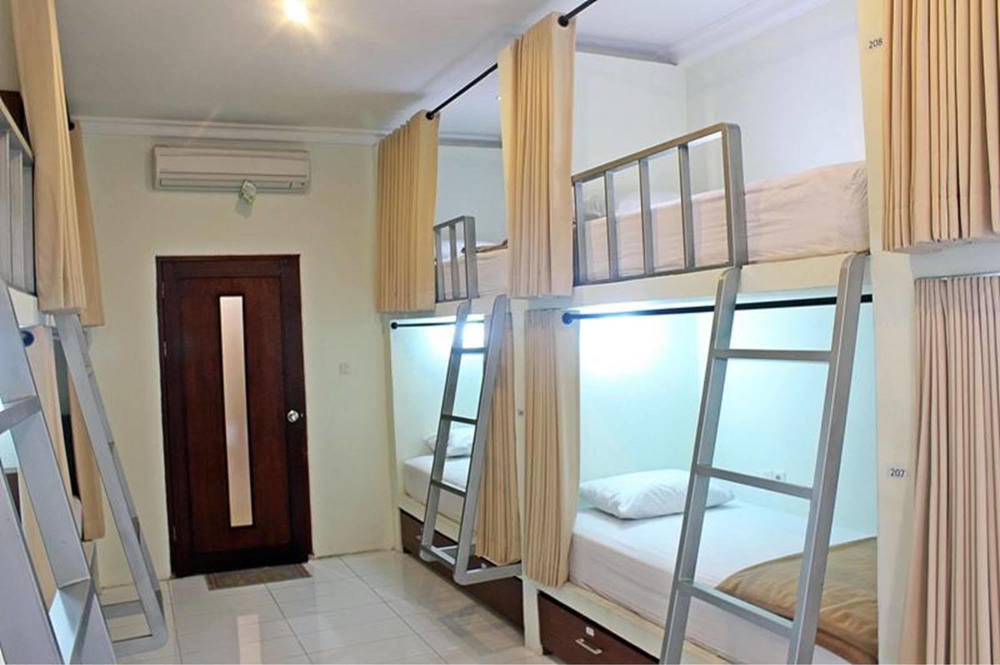 Mirah Hostel Legian  Exterior photo